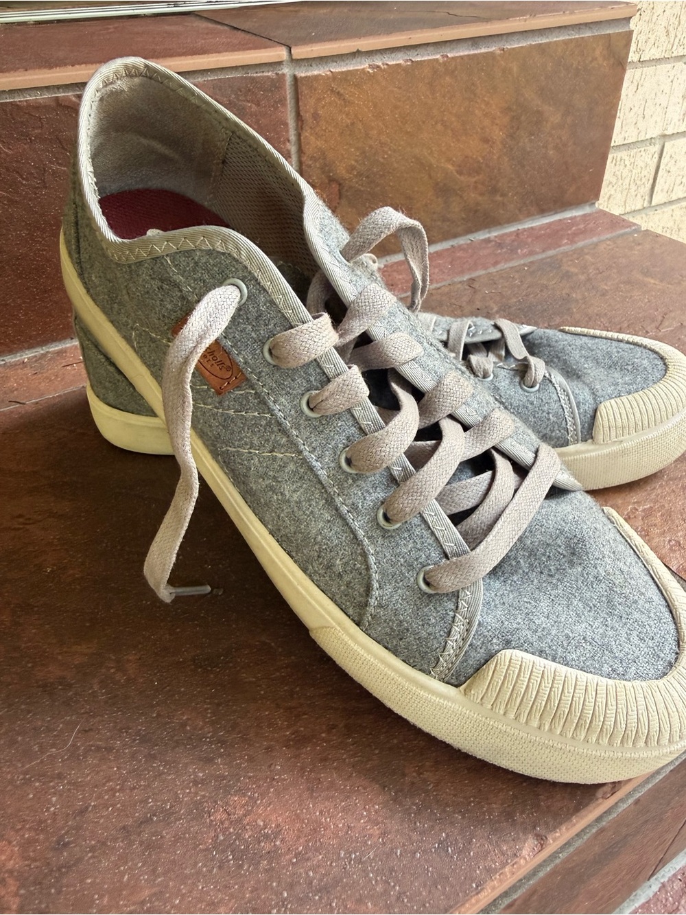 Dr Scholls Gray Felt Lace-Up Sneakers with Cream Soles